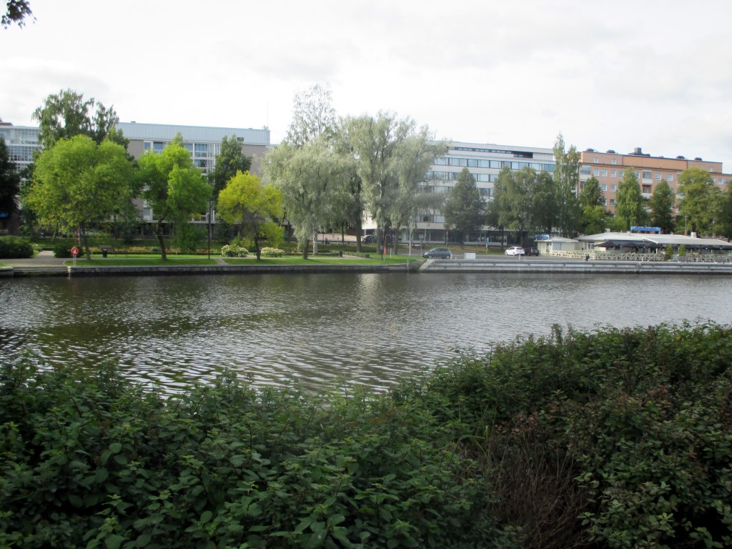 GALLERIA PAPERIHUONE LÖYTYY HÄMEENLINNAN RANTAKADULTA VIHREIDEN PUIDEN TAKAA