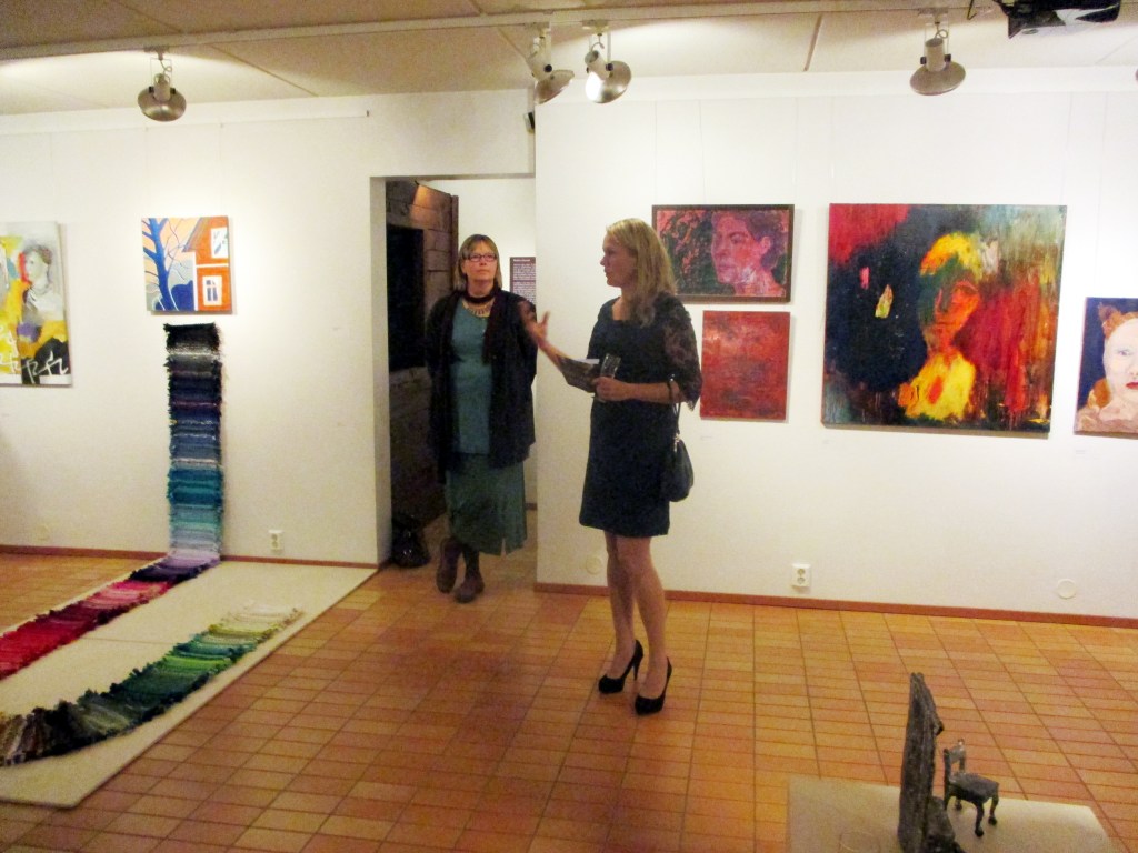 SATU KIURU ESITTELEE JUHLAPUHUJAN TUULA GRANDELLIN