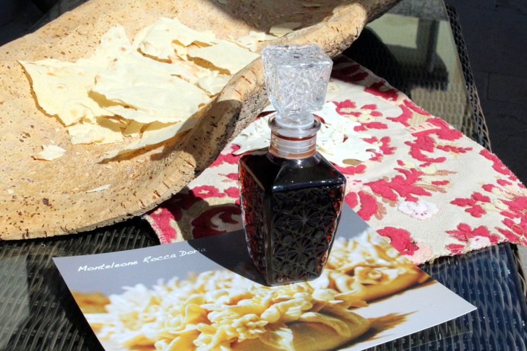 CARASAU OHUTLEIPÄÄ JA MIRTO-LIKÖÖRIÄ