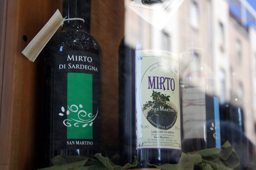 MIRTO VALMISTETAAN MYRTIN LEHDISTÄ TAI MARJOISTA