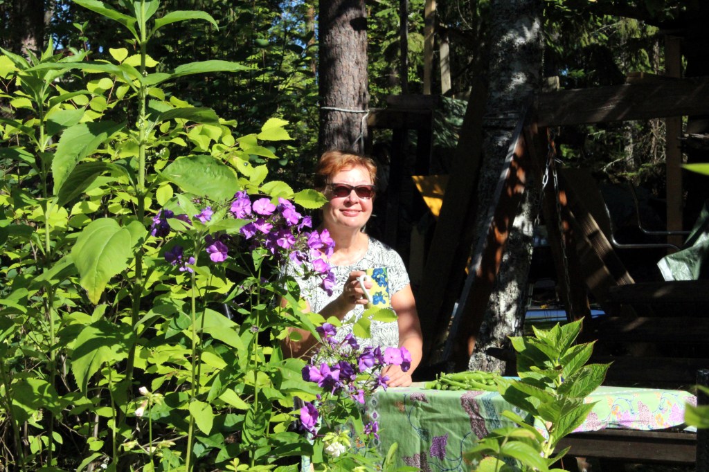 ODOTTAMATON ILO - AURINGONPAISTETTA MÖKKIKEINULLA