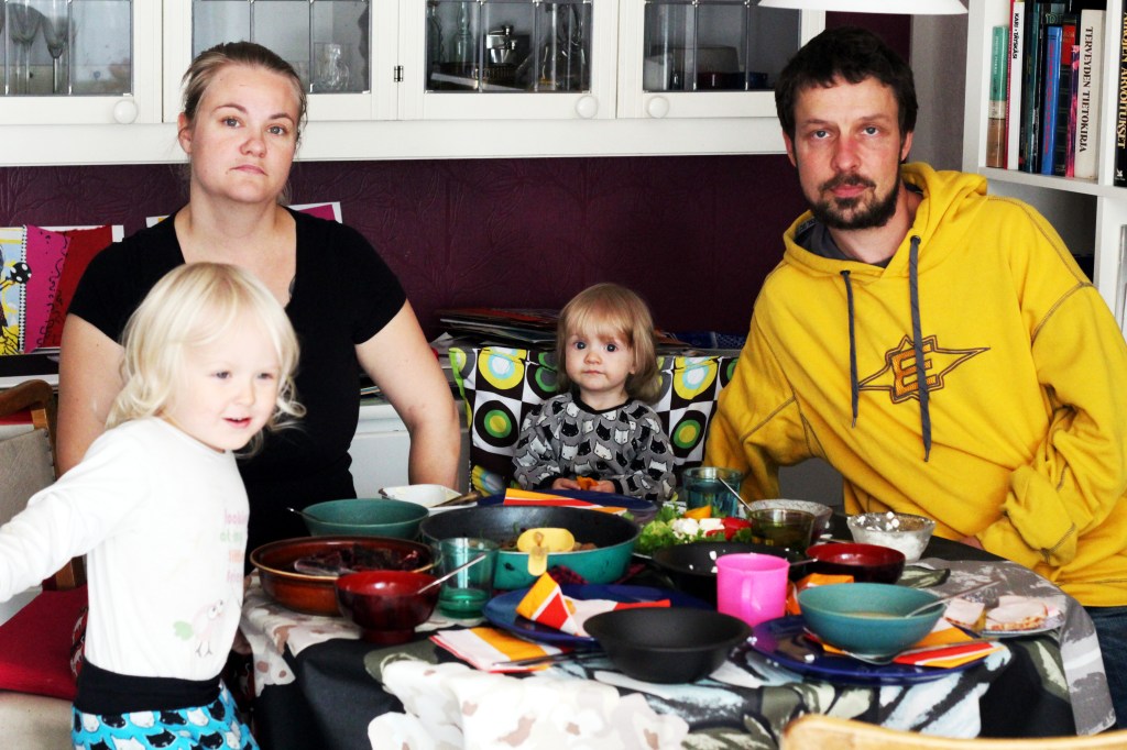 YLLÄTYSVIERAITA SUNNUNTAILOUNAALLA