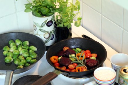 ruusukaalia ja punajuuripihvejä