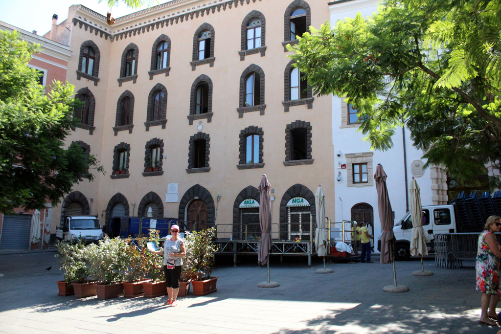 PALAZZOJEN YMPÄRÖIMÄLLÄ AUKIOLLA