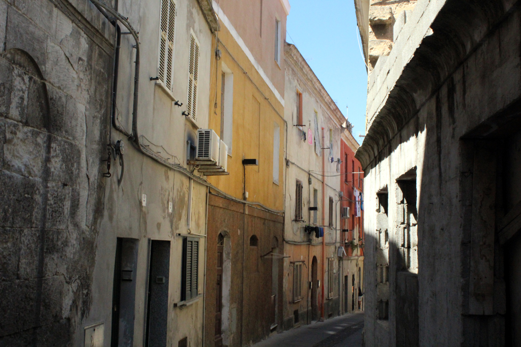 VÄRIKKÄITÄ PIKKUKATUJA