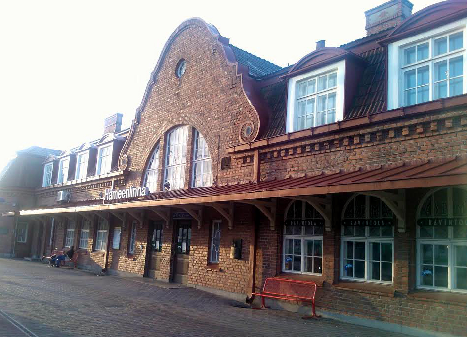 HÄMEENLINNAN ASEMA OLI HILJAINEN AAMUVARHAISELLA