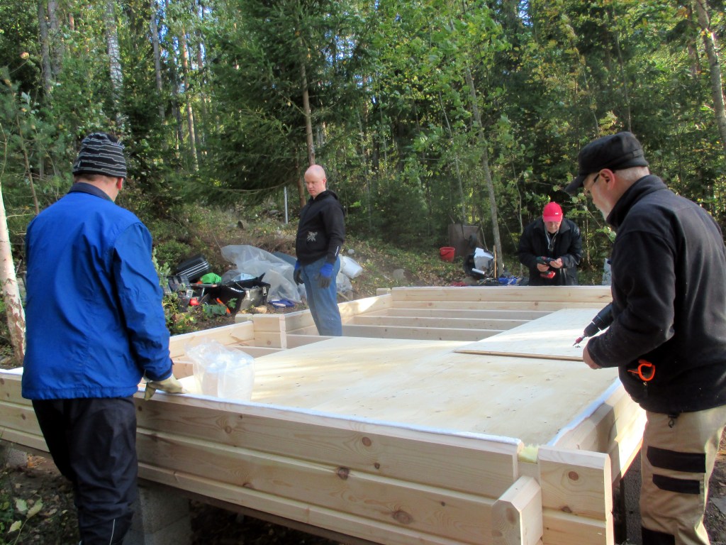 VÄLIAIKAISET LATTIALEVYT HELPOTTIVAT RAKENTAMISTA