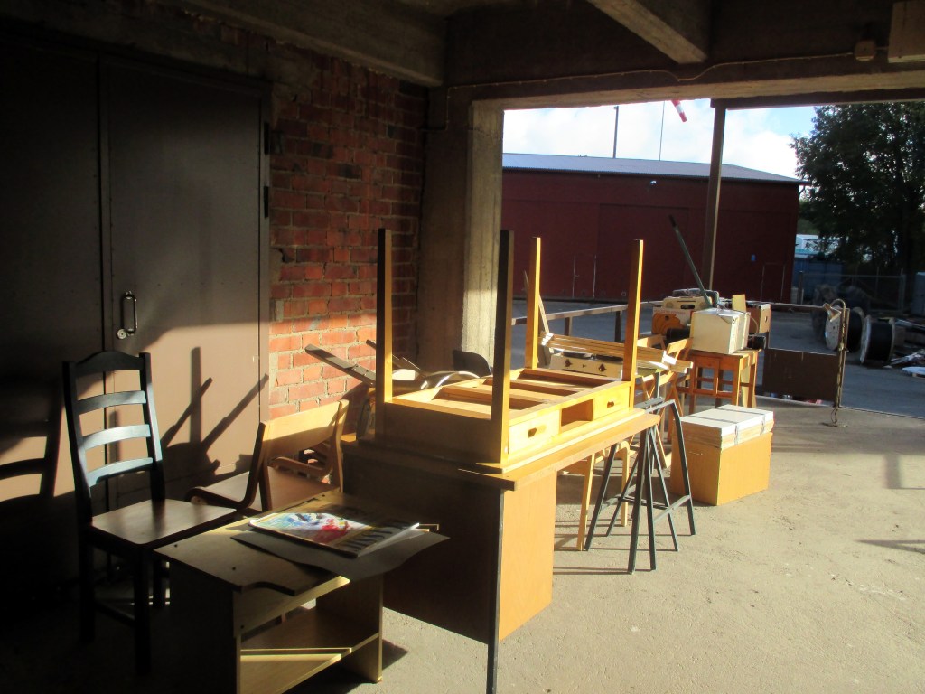 HUONEKALUT KANNETTIIN ENSIN LASTAUSSILLALLE