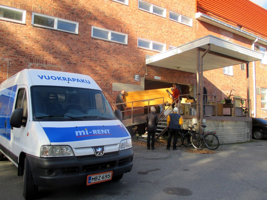 MUUTTOAUTOJA OLI KAKSI