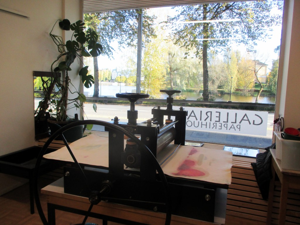 KUKKA TOI KUKAN NÄYTEIKKUNAAMME