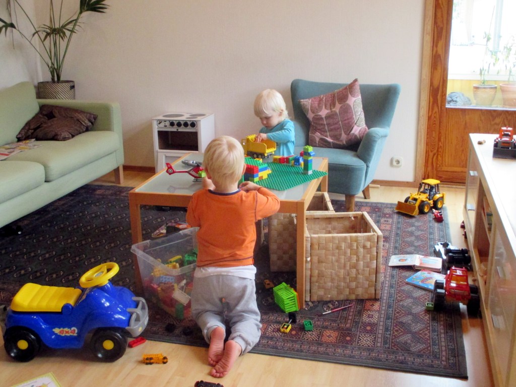 MUMMIN KAHVIHETKI KUN POJAT VIIHTYIVÄT OMISSA LEIKEISSÄÄN