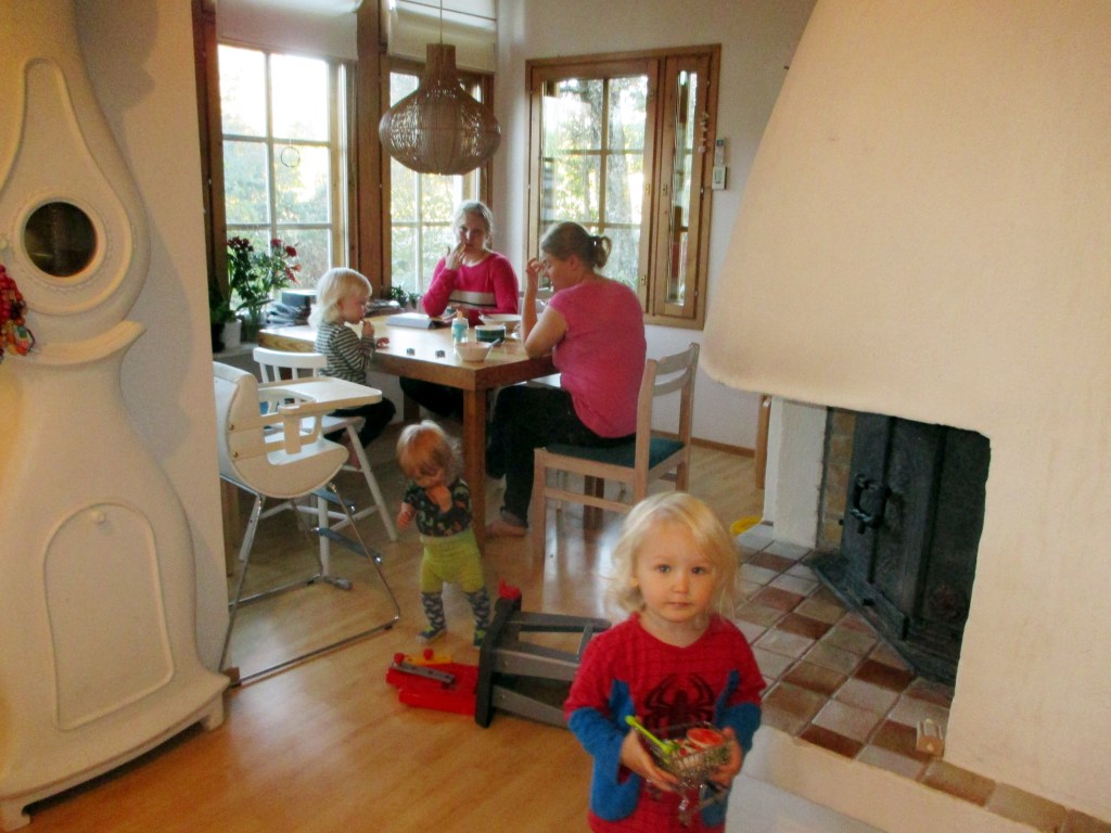 ANNA, SAMU JA MISKA TULIVAT YÖKYLÄÄN