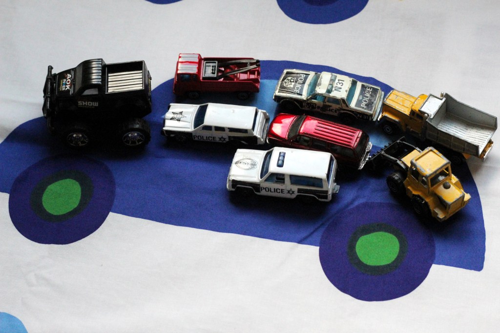 AMBULANSSIT, PALOAUTOT JA POLIISIAUTOT OVAT POIKIEN SUOSIKKEJA