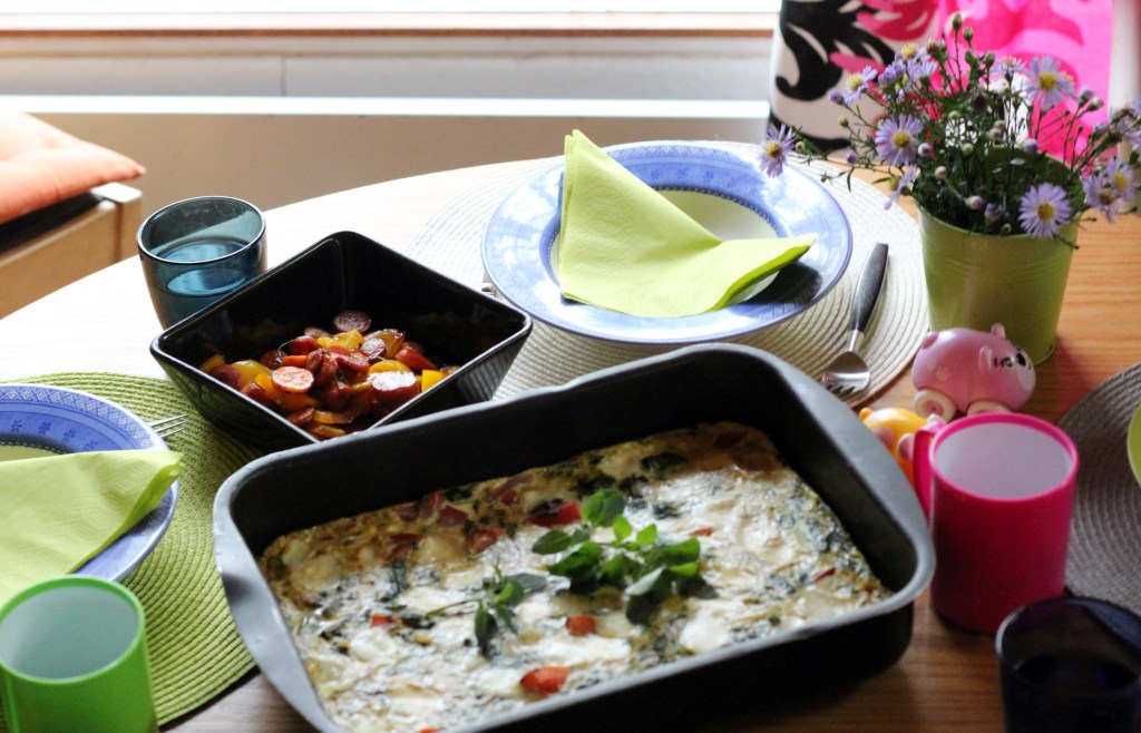 PINAATTIUUNIMUNAKAS SEKÄ TIMJAMIPORKKANOITA JA PAPRIKAA