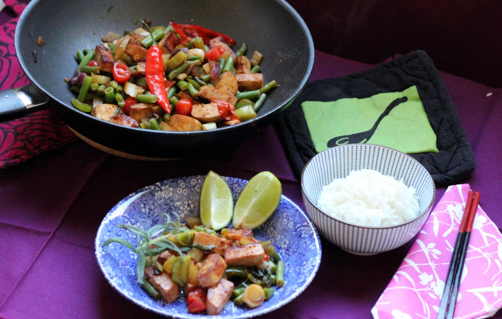 TARJOLLA TOFUA, WOKKIKASVIKSIA JA BASMATIRIISIÄ