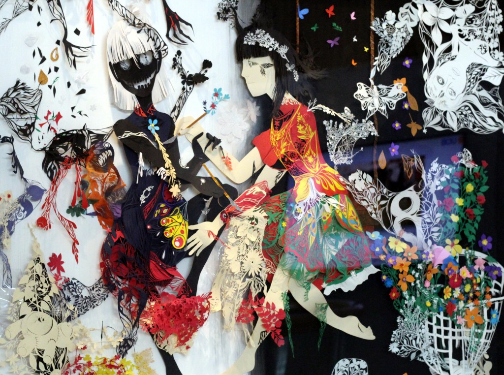 KOLMEULOTTEINEN KOLLAASI MINUN MAKUUNI