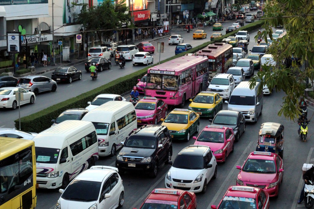 LIIKENNETTÄ SIAM CENTERIN SILLALTA KATSOTTUNA