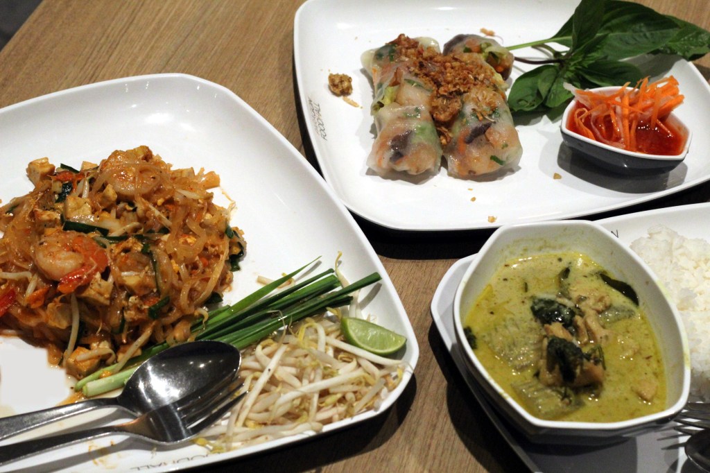 PAD THAI, VIETNAMILAISET KEVÄTKÄÄRYLEET JA TULINEN VIHREÄ CURRY