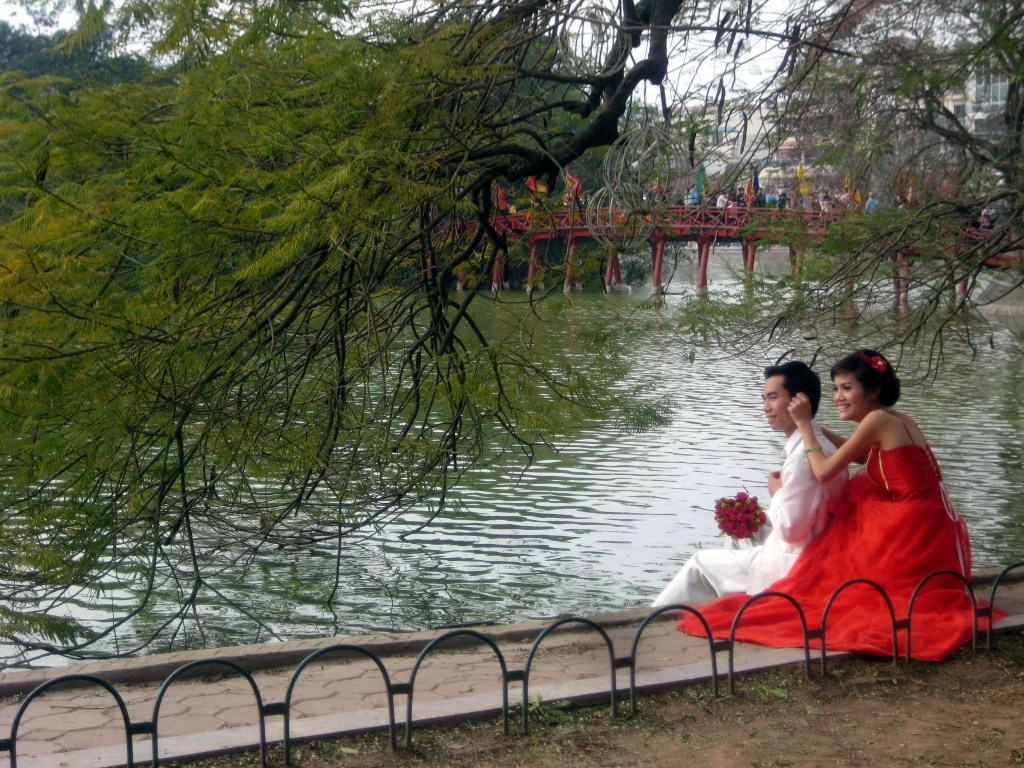 HÄÄPARI HOAM KIEM JÄRVEN RANNALLA