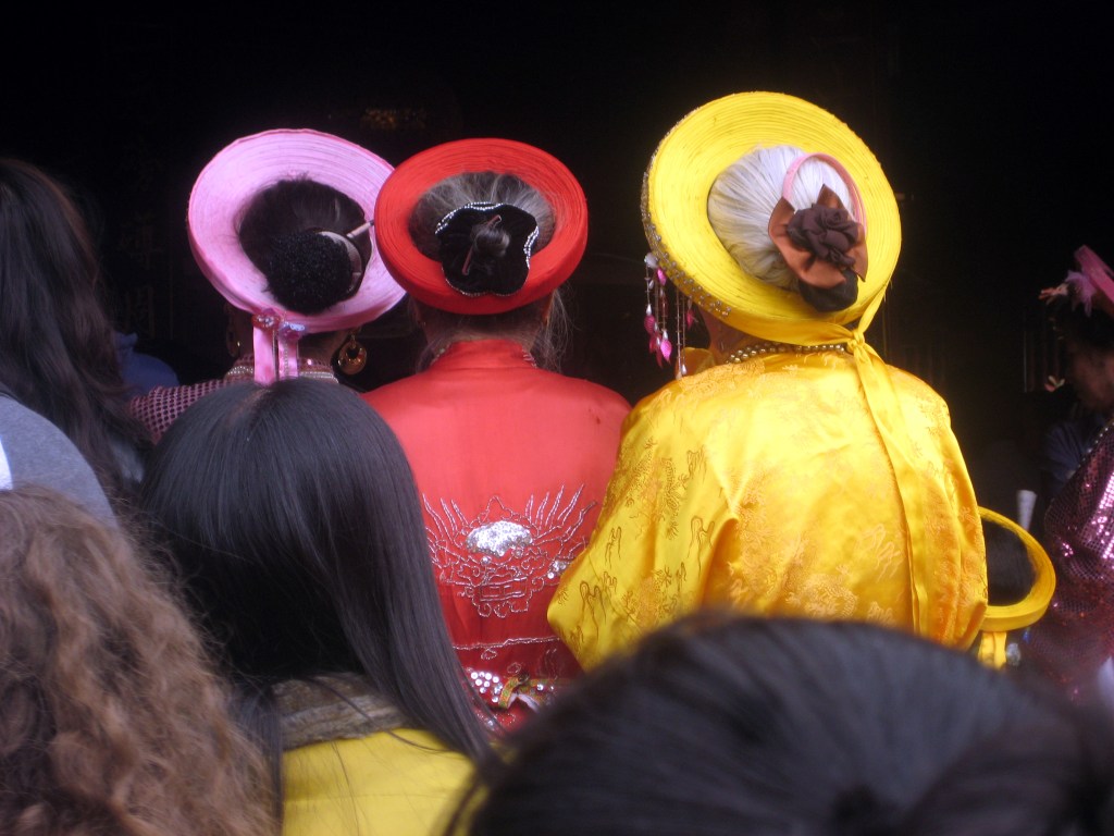 VÄRIÄ TEMPPELISSÄ