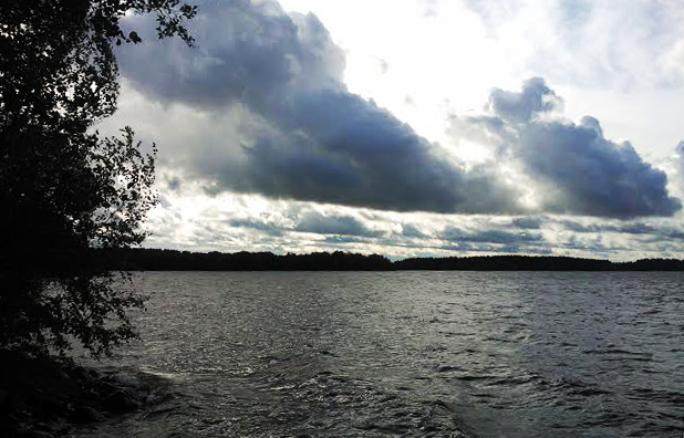 MUSTAT PILVET UHKAAVAT