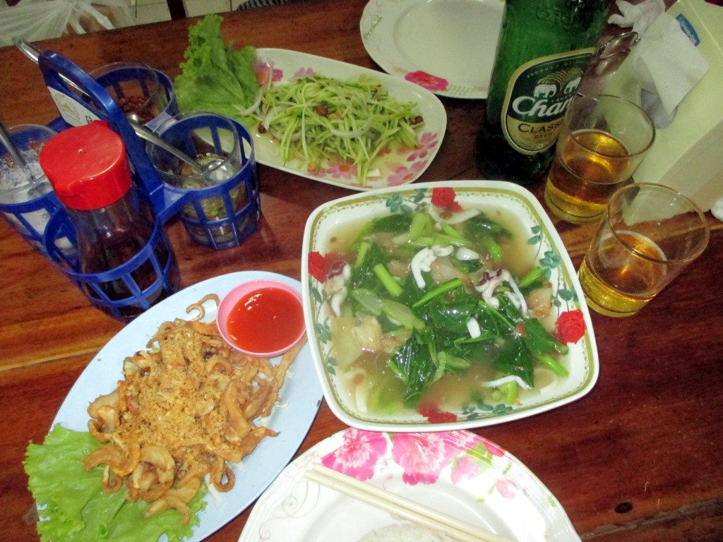 MUSTEKALAA, NUUDELIKEITTOA JA TULISTA MANGOSALAATTIA