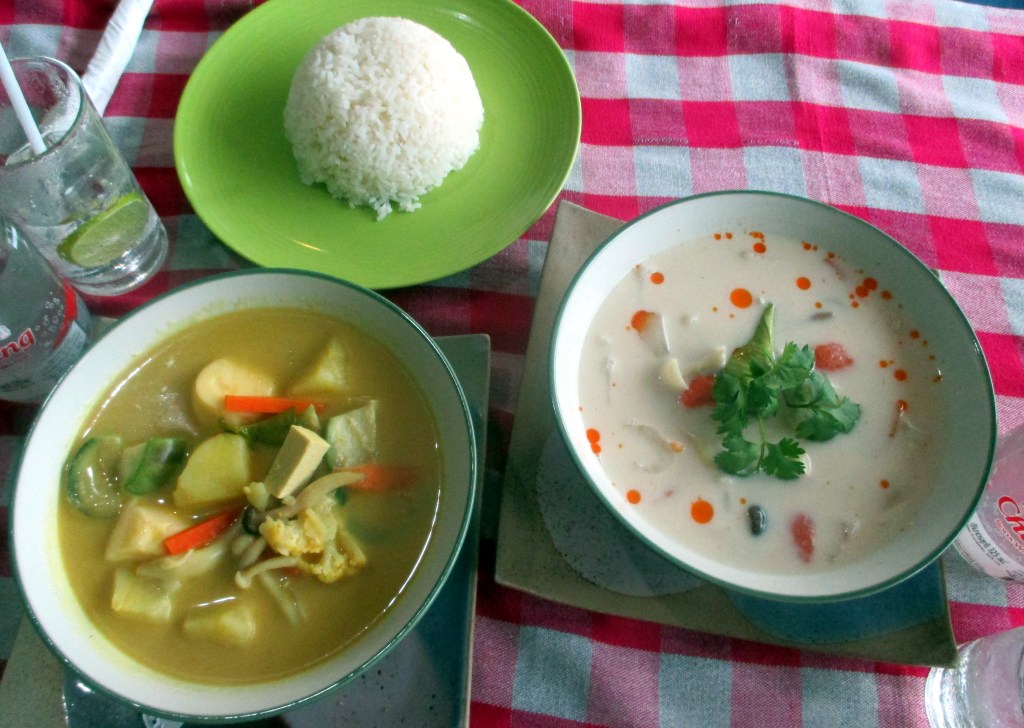 TOFUCURRY JA TOM KHA GAI