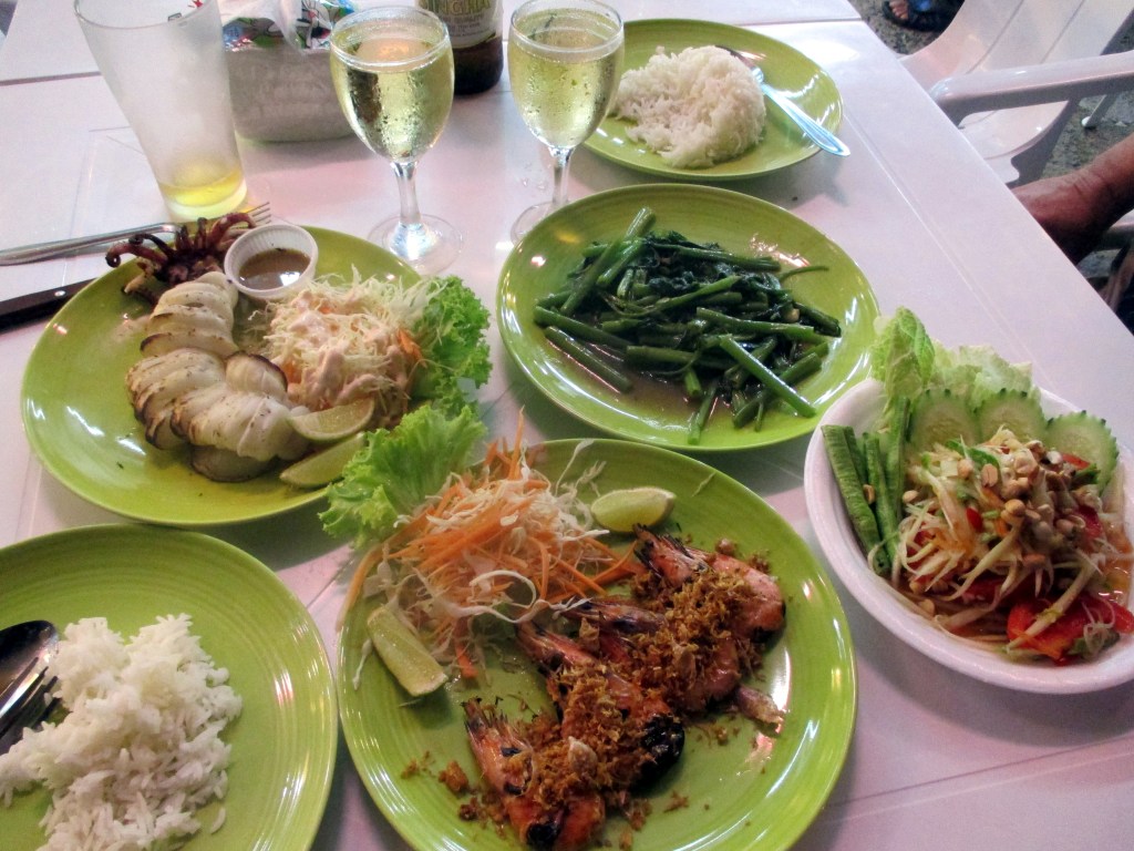 RAPUJA JA MUSTEKALAA THAIMAUSTEIN