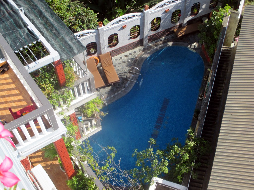 HOTELLIN UIMA-ALLAS VIIDENNEN KERROKSEN PARVEKKEELTAMME KUVATTUNA