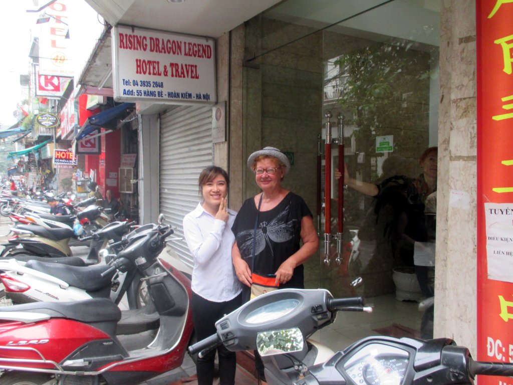 ODOTTELEMME TAKSIA HOTELLIMME EDESSÄ