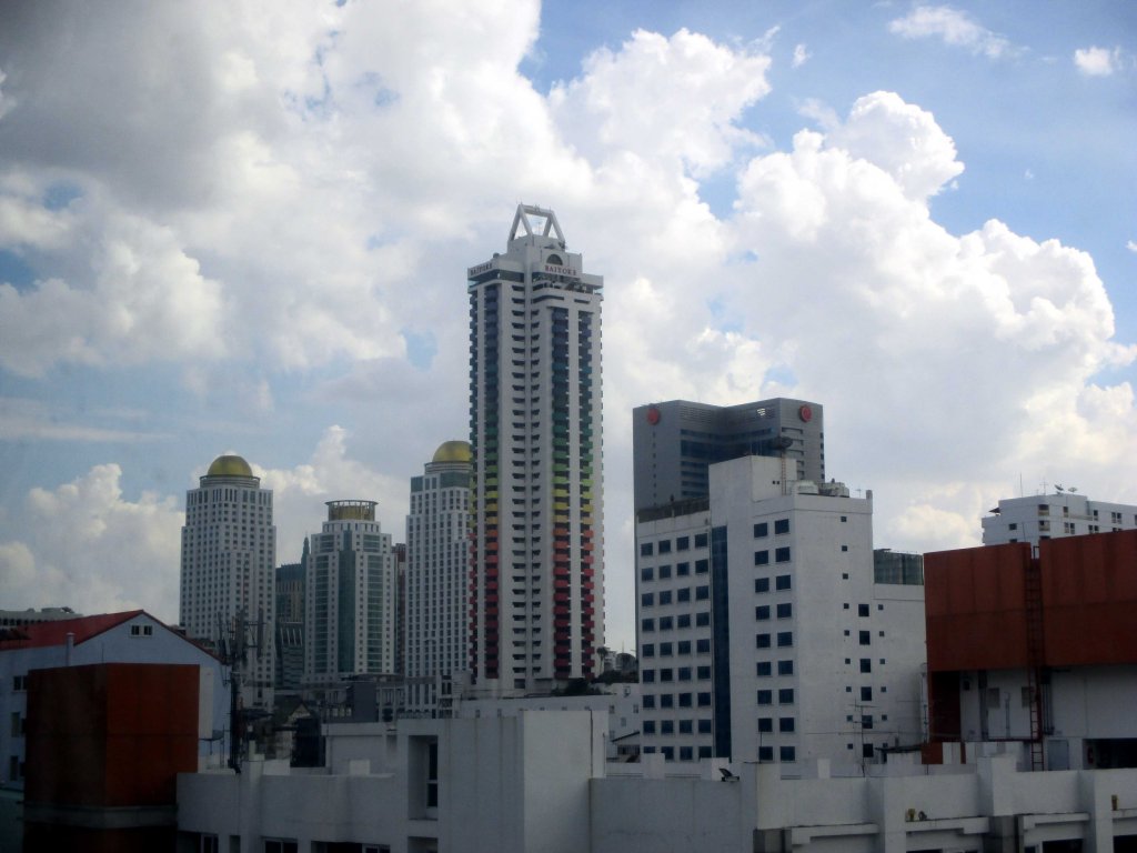 BANGOKISSA OLI PUOLIPILVINEN +30 ASTEEN POUTASÄÄ