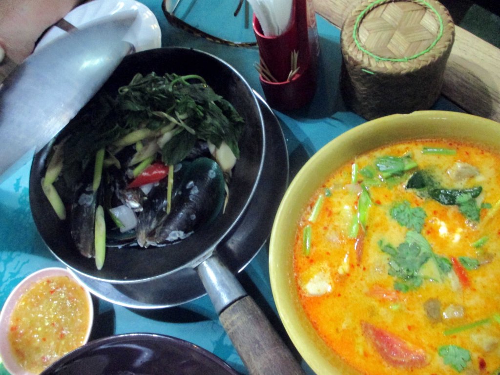 HÖYRYTETTYJÄ VIHERSIMPUKOITA JA TOM YAM KEITTOA, NAM