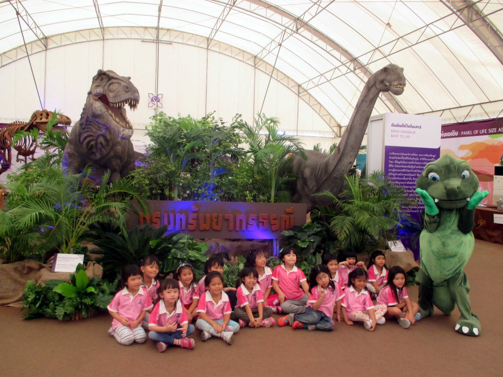 SIAM PARAGONIN AUKIOLLA OLI EKSOOTTINEN DINOSAURUS-NÄYTTELY