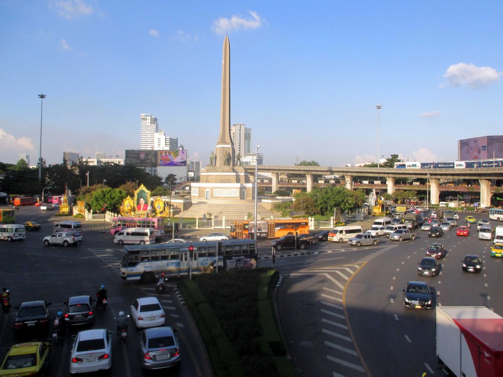 ASUMME MELKEIN VICTORIA MONUMENTIN VIERESSÄ