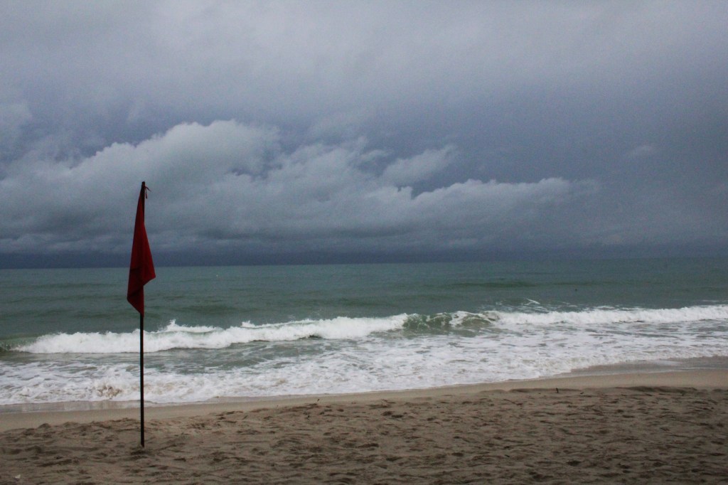 MERELLÄ TUULI JA PUNAISET LIPUT VAROITTIVAT UIMISEN VAAROISTA