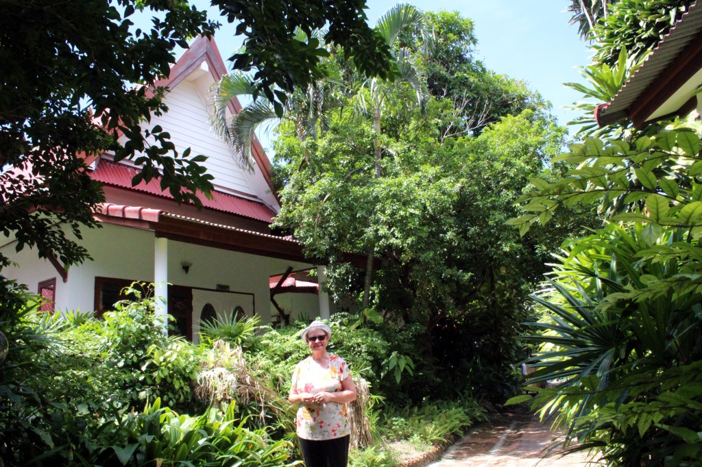 BUNGALOWIMME ON REHEVÄN PUUTARHAN KESKELLÄ