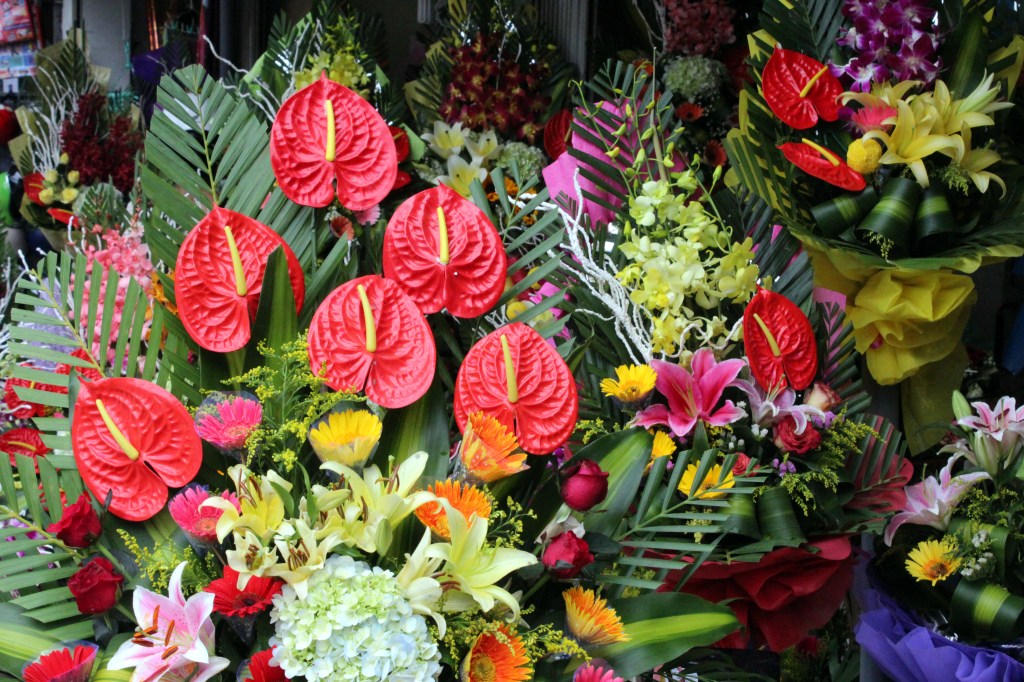 UPEITA KUKKA-ASETELMIA OLI TARJOLLA KATUJEN VARSILLA