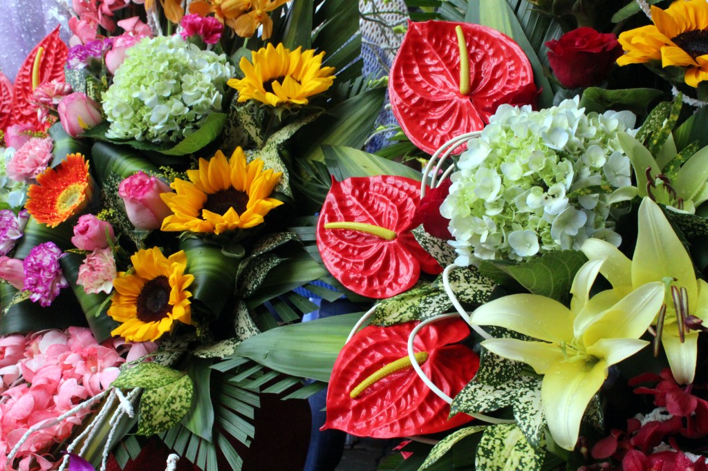 UPEITA KUKKA-ASETELMIA TARJOLLA