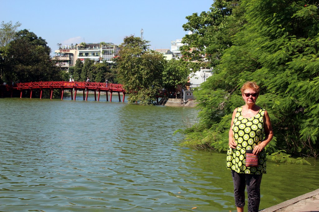 LEENA HOAN KIEM JÄRVEN RANNALLA