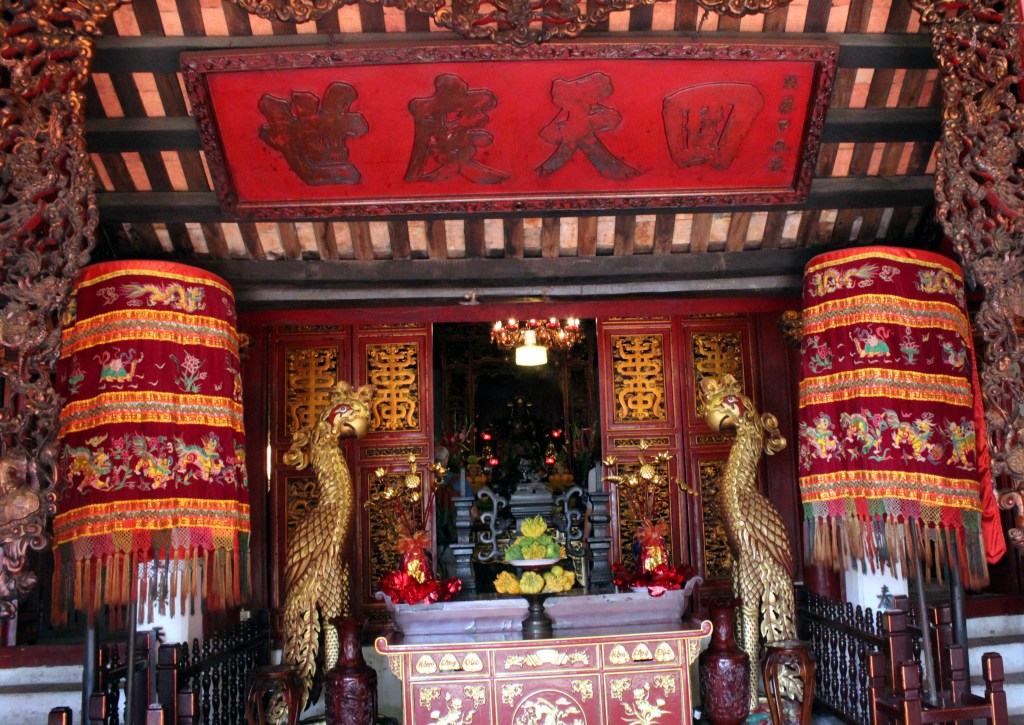 PUNAISTA AURINGONNOUSUN SILTAA PITKIN PÄÄSEE PIENELLE TEMPPELILLE