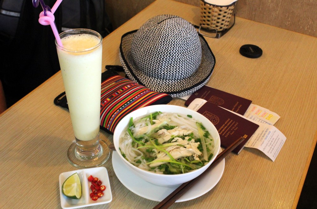 PIKAINEN LENTOKENTTÄLOUNAS - PHO-KEITTOA JA PASSIONHEDELMÄ SMOTHIE