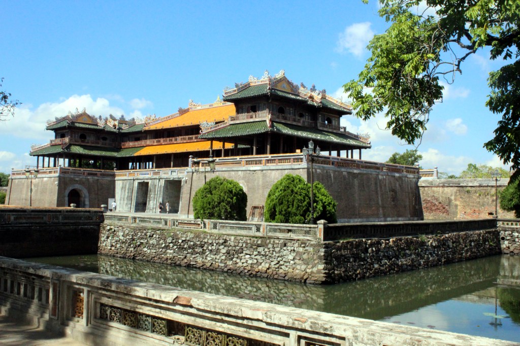 SISÄÄNKÄYNTI KEISARILLISEEN KAUPUNKIIN