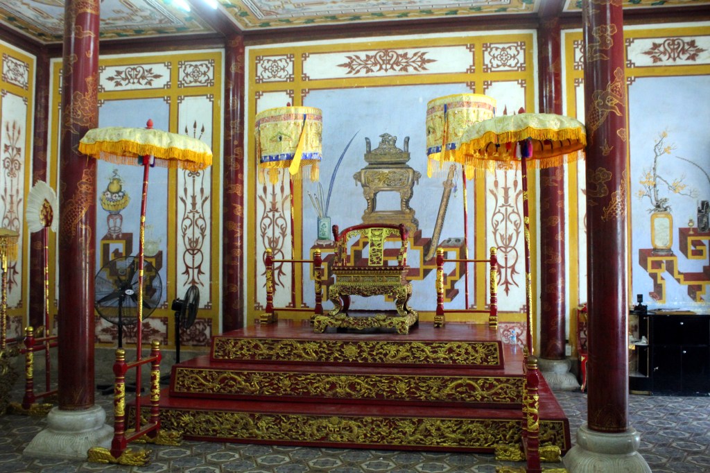 TÄÄLLÄ OLISI VOINUT KUVAUTTAA ITSENSÄ KUNINKAALLISESSA ASUSSA