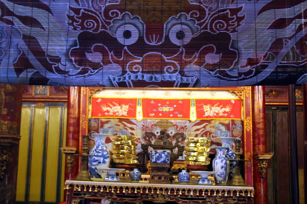 KIINALAISVAIKUTTEINEN VALTAISTUIN