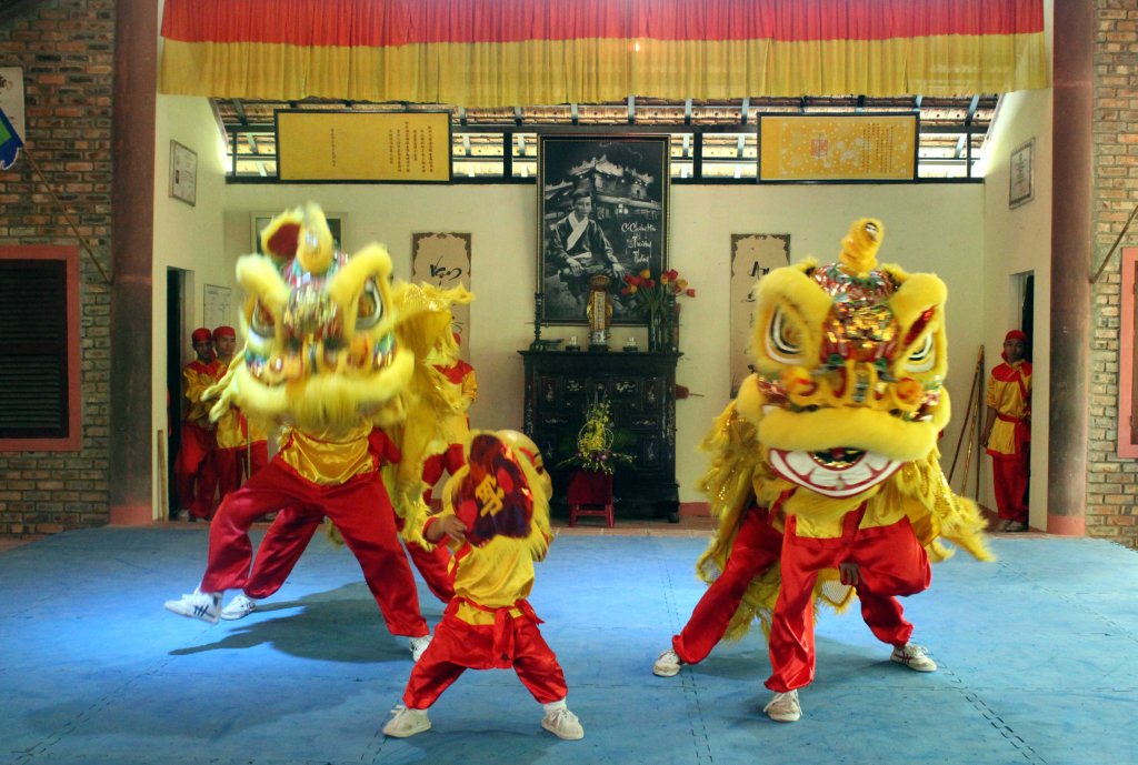 SÄIHKYVÄ LOHIKÄÄRMETANSSI