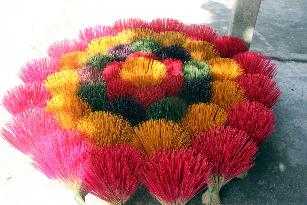 NÄMÄ OVAT TUOKSUVIA SUITSUKKEITA