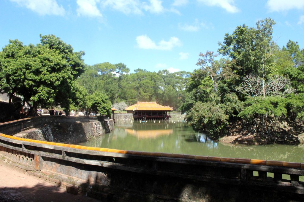 TU DUK MAUSOLEUMI LAMPIEN KESKELLÄ