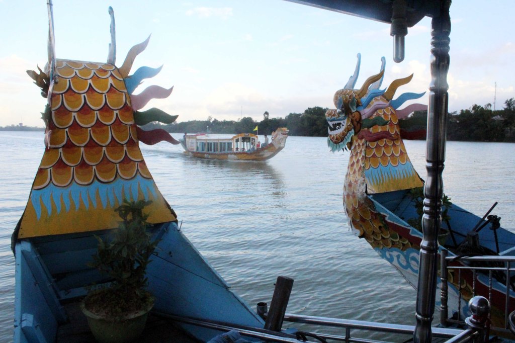 LOHIKÄÄRMEVENEELLÄ PARFYYMIJOELLA