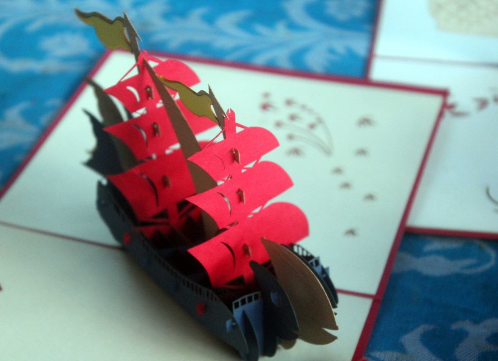 ONNITTELULAIVA PUNAISIN PURJEIN KOHTI ESPOOTA