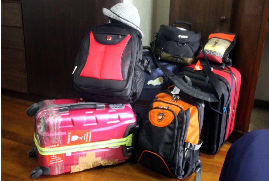 KÄTEVÄÄ MATKUSTELLA KÄSIMATKATAVAROIDEN KANSSA, HUH EI ENÄÄ KOSKAAN